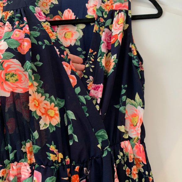 Flowered V-neck dress with tulip hem - Picture 2 of 3